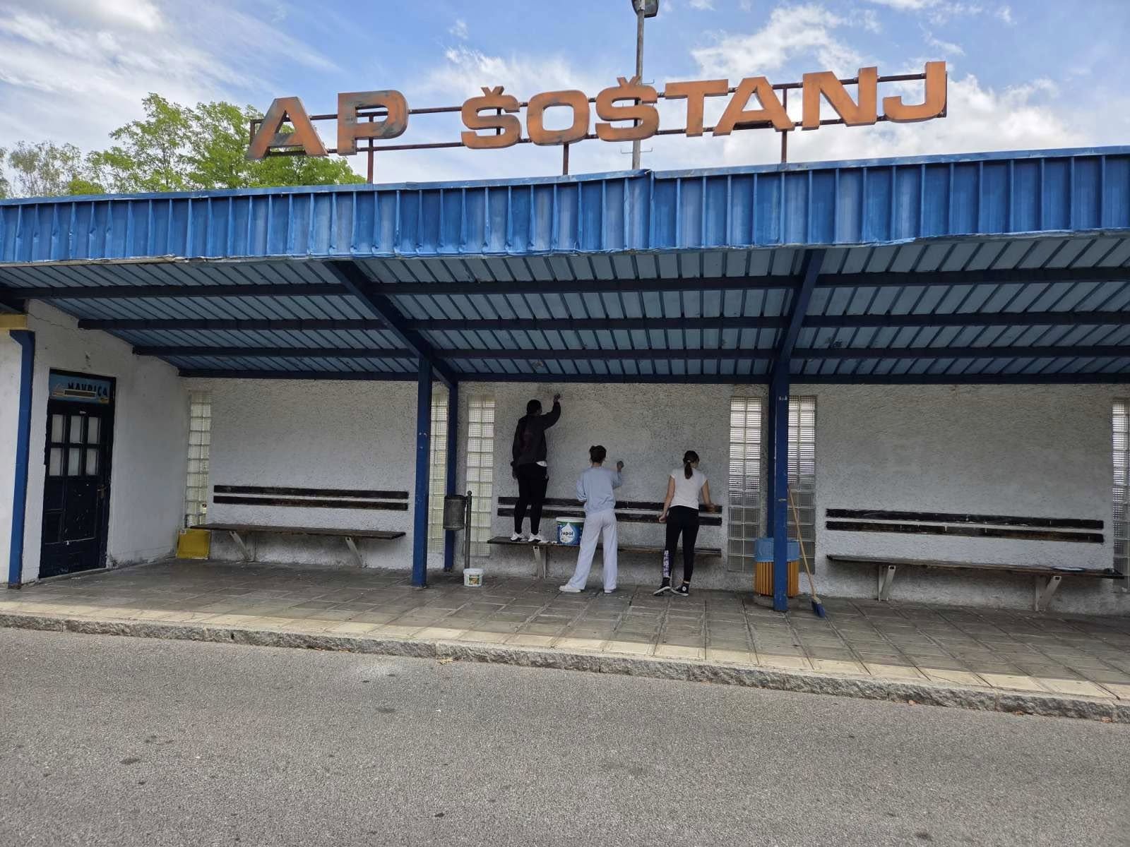 80 mladih za lepši Šoštanj: Urejajo, čistijo in skrbijo za domače okolje