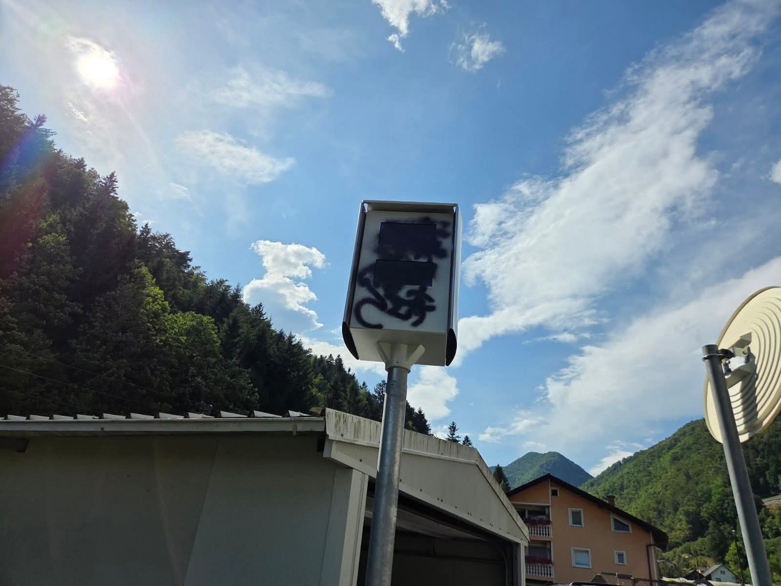 Stacionarni radar v Florjanu med vikendom tarča namernega uničenja