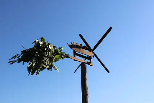 V soboto je v Malem vrhu potekalo tradicionalno postavljanje klopotca
