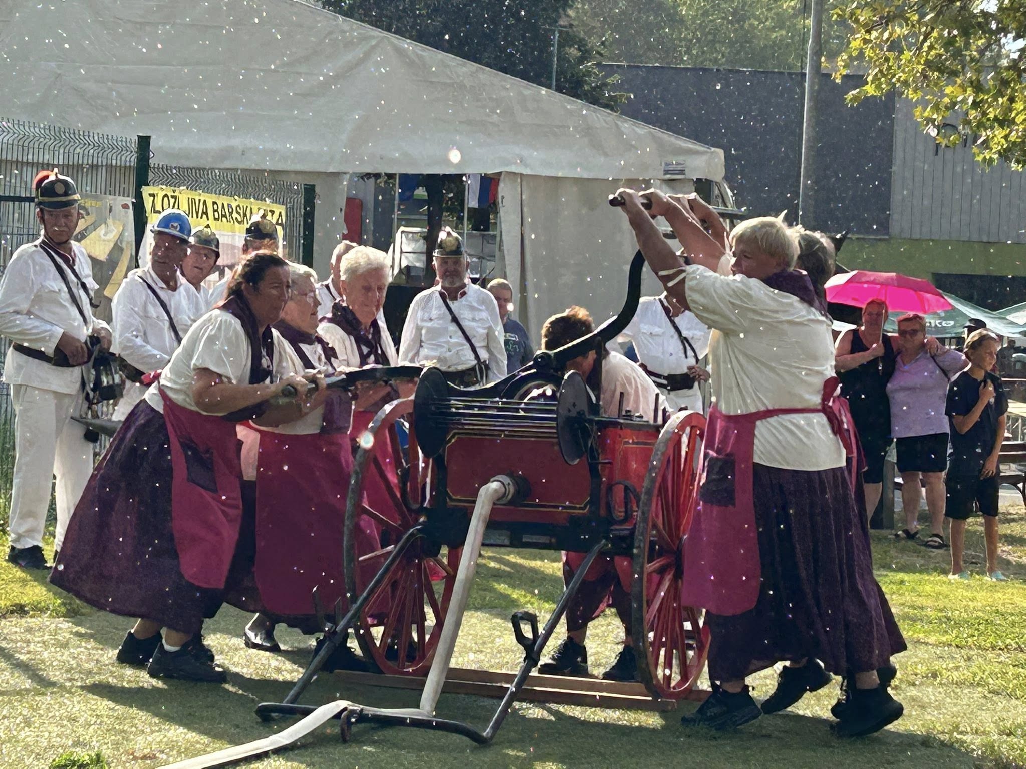 V Šoštanju so včeraj pripravili 40. tekmovanje starih ročnih in motornih brizgaln