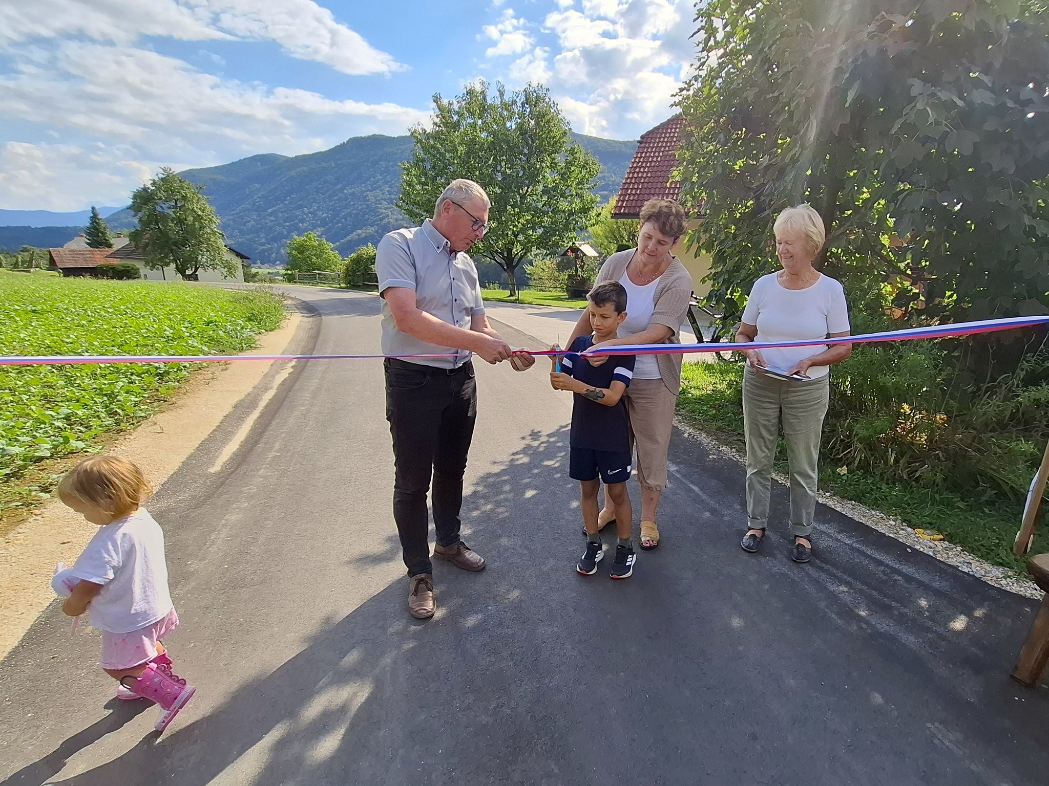 Petkovo popoldne je v Slatini pri Skornškovih minilo v znamenju otvoritve prenovljene lokalne ceste LC 408081