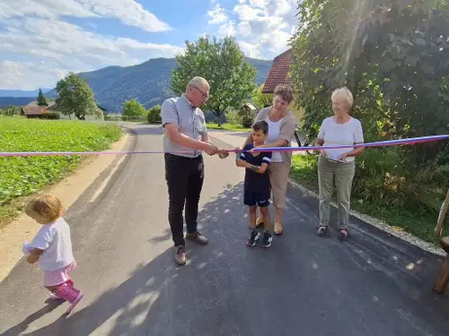 Petkovo popoldne je v Slatini pri Skornškovih minilo v znamenju otvoritve prenovljene lokalne ceste LC 408081