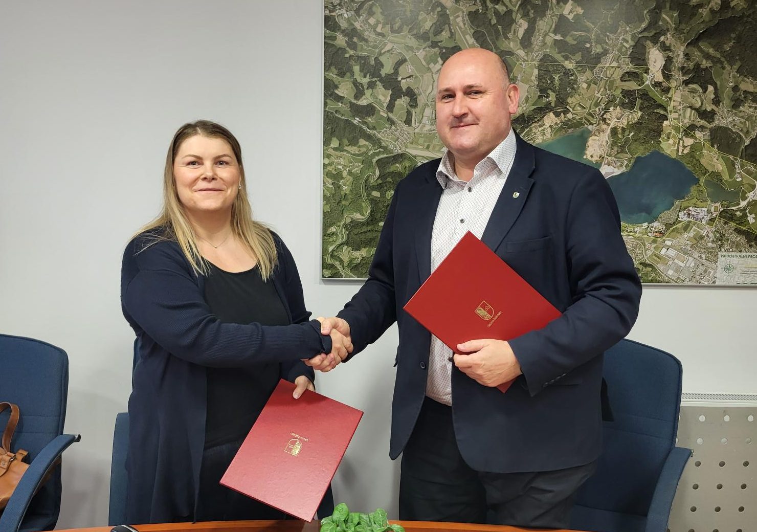 Podpisana pogodba za izgradnjo pešpoti med zgornjo in spodnjo Lokovico