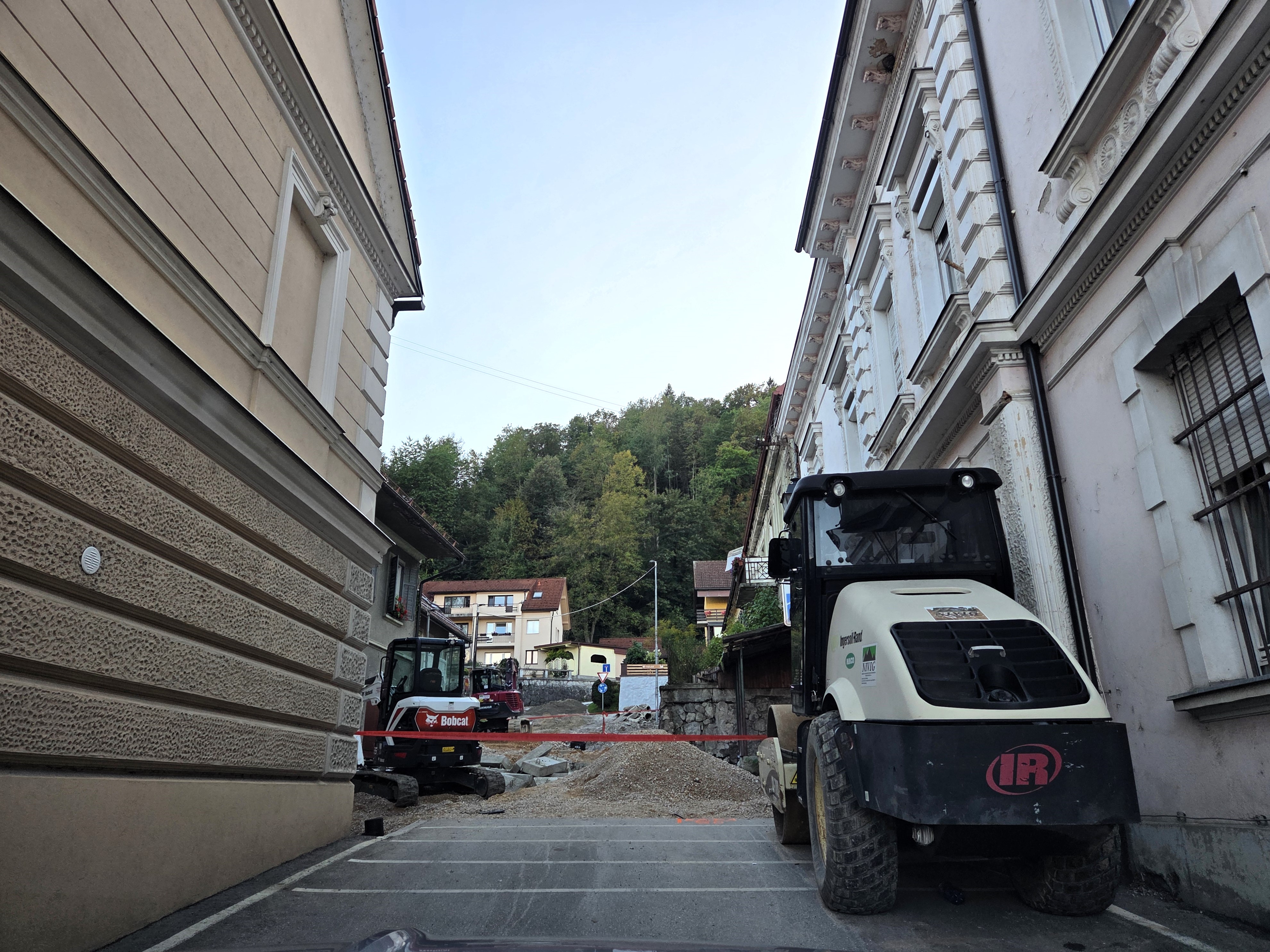 Dela na Cesti talcev v polnem teku