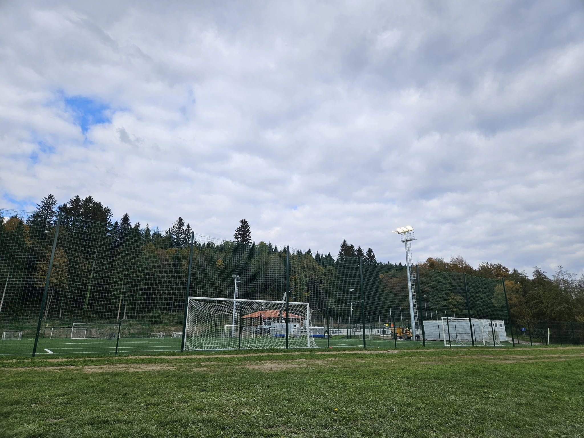 Na igrišču z umetno travo zasvetili prvi reflektorji #utrinek