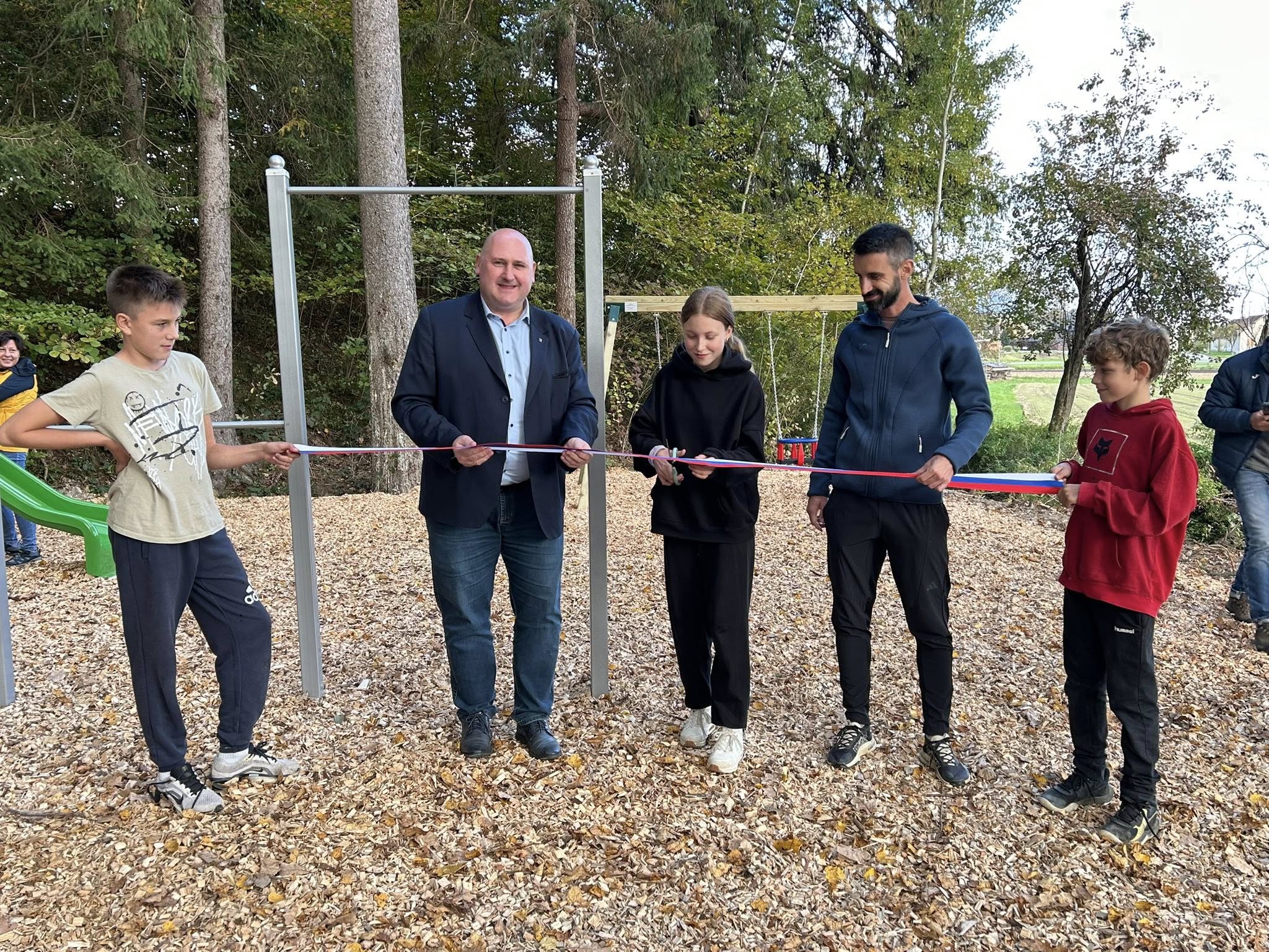 Igrišče v Pohrastniku bogatejše za nova igrala