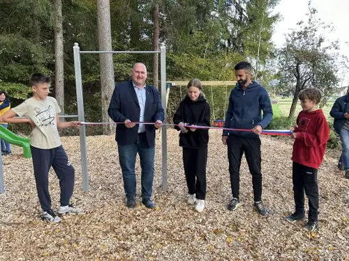 Igrišče v Pohrastniku bogatejše za nova igrala
