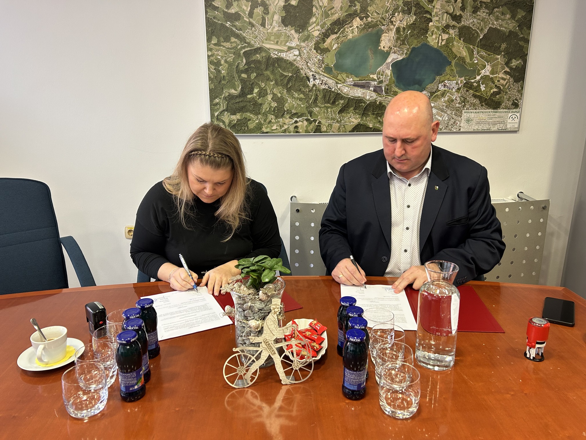 Podpisana pogodba za ureditev ceste v Metlečah