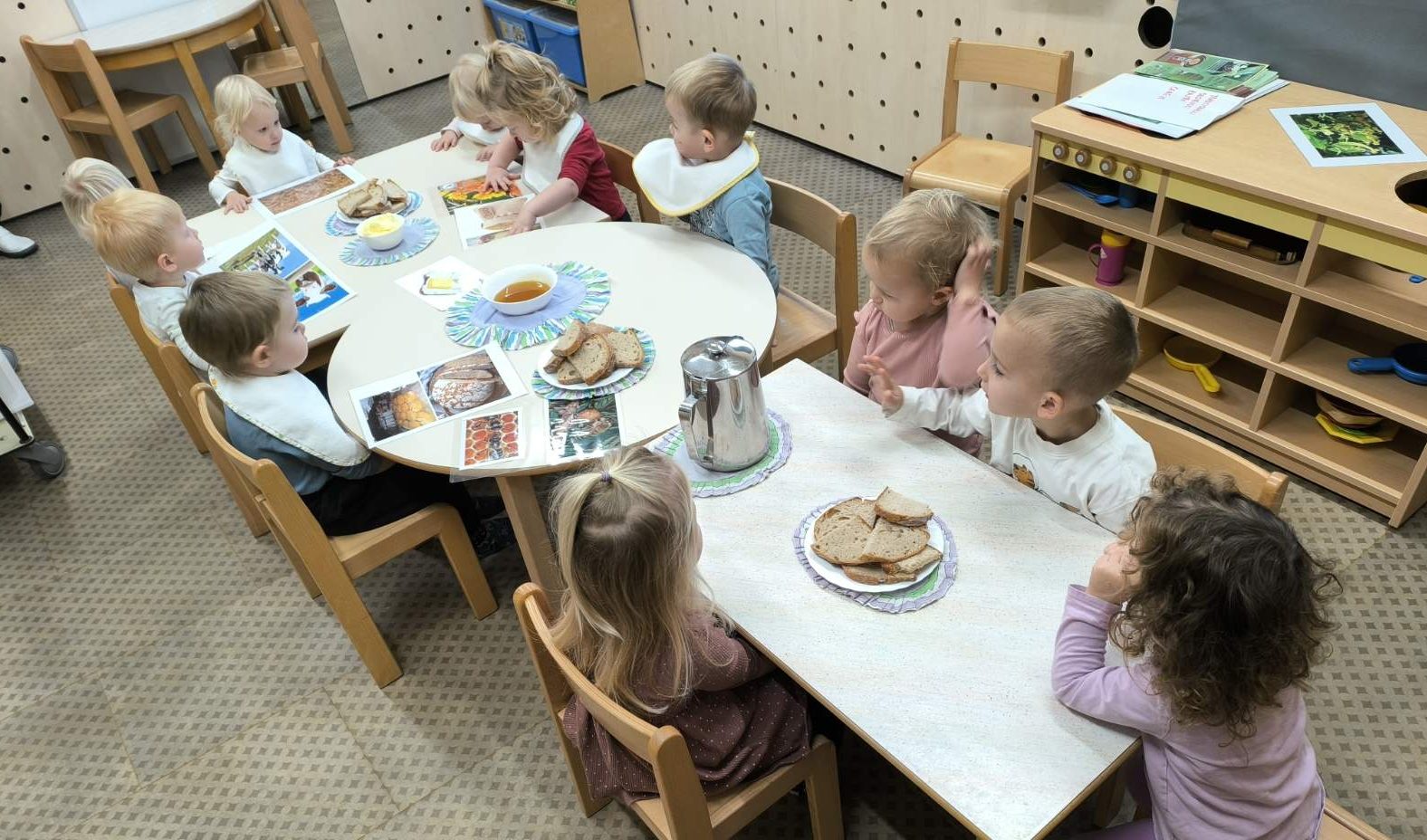 Šoštanjski šolarji in vrtčevski otroci dan začeli s tradicionalnim slovenskim zajtrkom