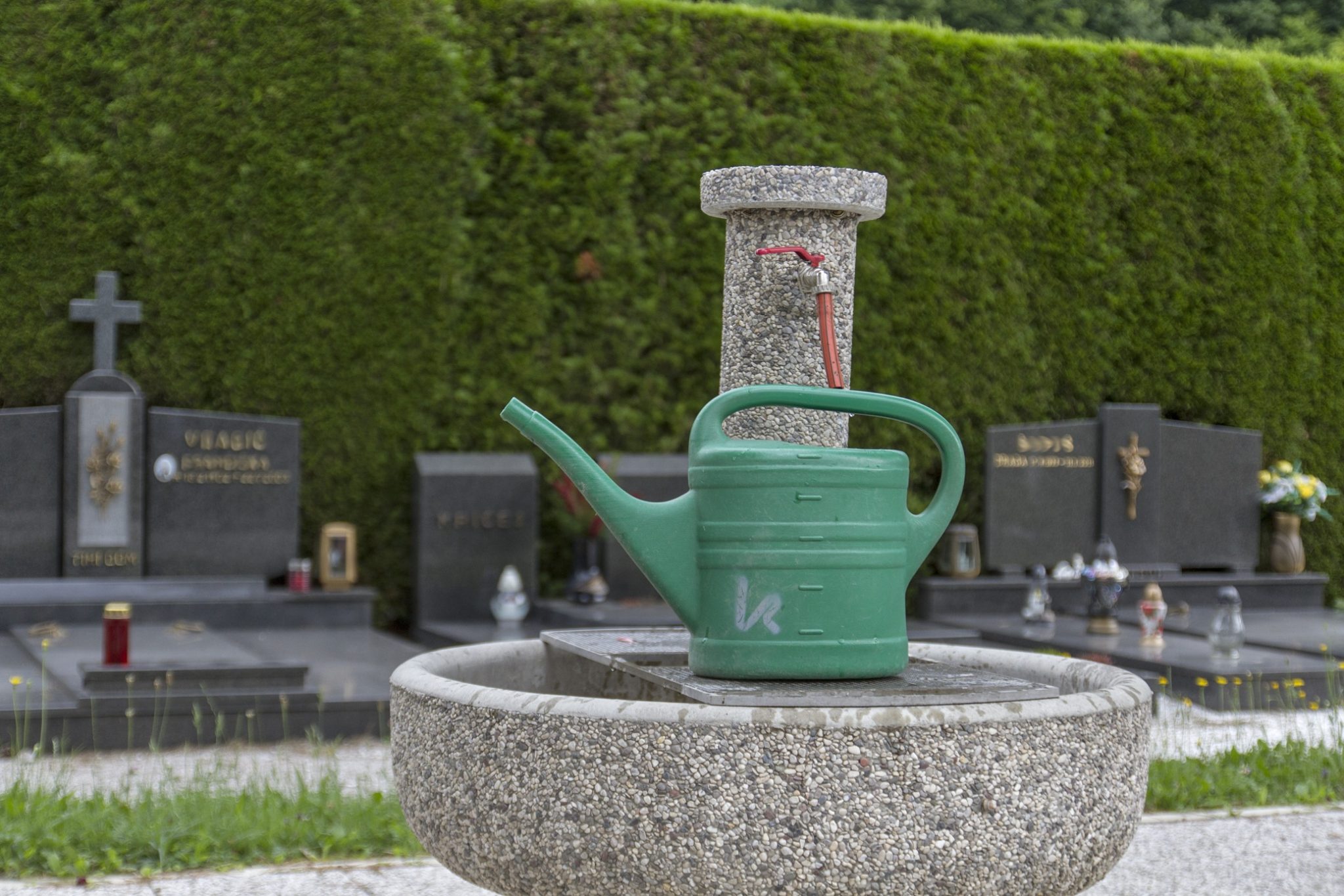 Zaradi nizkih temperatur začasno zaprli vodo na fontanah na pokopališčih Podkraj in Škale