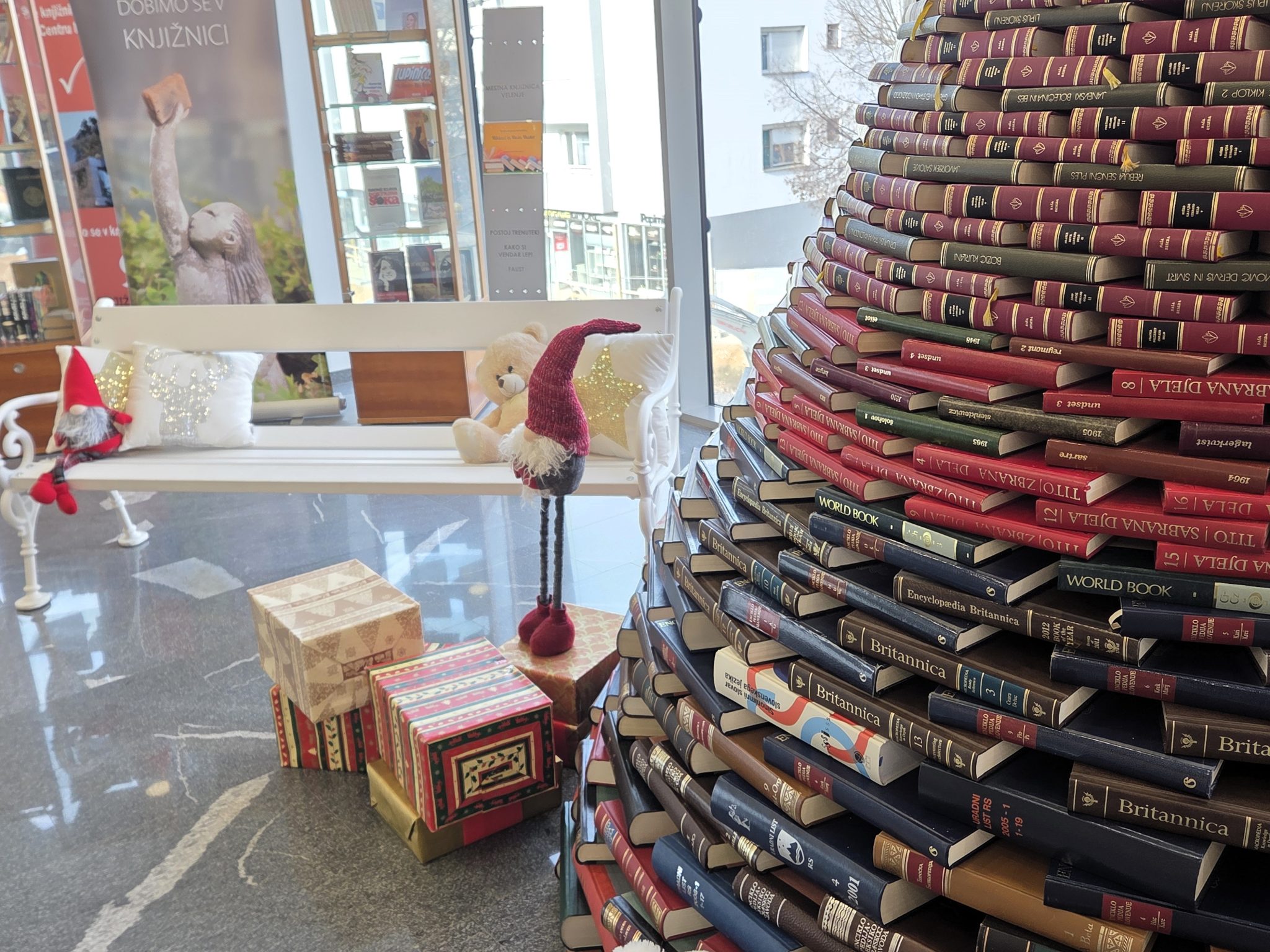 December v Knjižnici Velenje: Od alpinističnih zgodb do prazničnega utripa