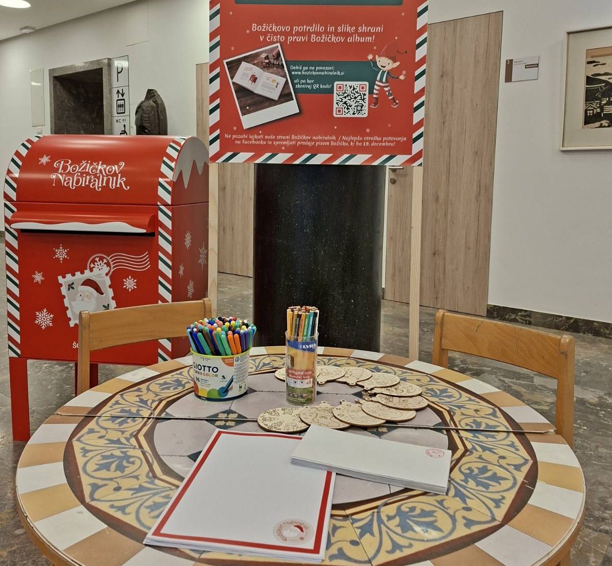Božičkov nabiralnik že čaka na pisma vaših otrok, najdete ga v avli Občine