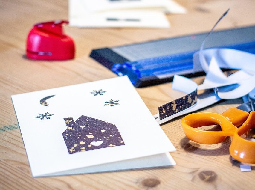 Četrtkova peta: Jutri bodo otroci izdelovali pisane voščilnice