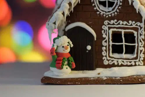 Dišeči decembrski dnevi: ustvarjanje medenih hišic v Šoštanju